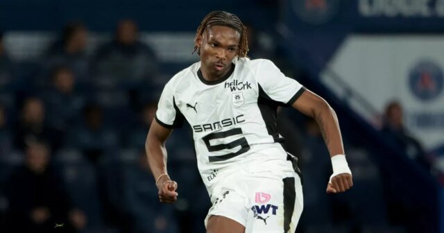 Jeremy Jacquet rozohráva loptu.