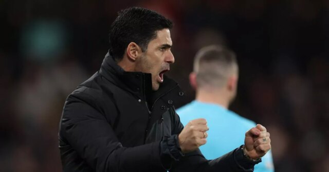 Mikel Arteta gestikuluje