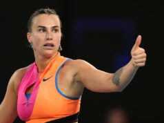 Aryna Sabalenka vyzýva rozhodcu kvôli spornému volaniu o prekážkach: ‚Čo je s tebou?‘ Aryna Sabalenka žiada hlavného rozhodcu o videorecenziu (Getty Images)