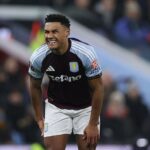 Ollie Watkins bol videný, ako si v polovici prvého polčasu drží zadok a krátko nato ho nahradil Morgan Rogers.