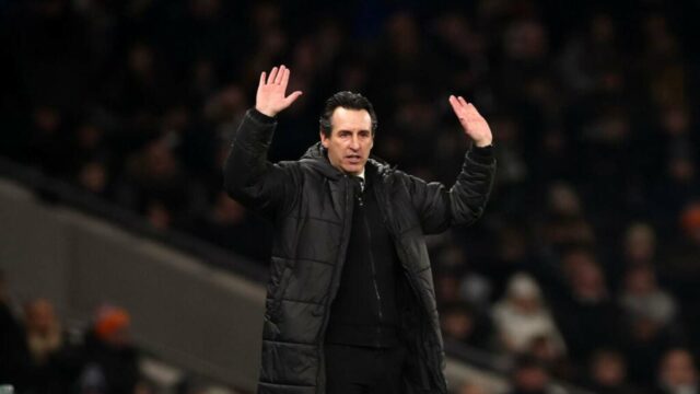 Aston Villa chce, aby bývalá hviezda Chelsea zosadila z trónu Arsenalu ako lídra Premier League
