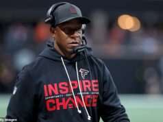 Atlanta Falcons vyhodili hlavného trénera Raheema Morrisa a generálneho manažéra Terryho Fontenota po neľútostnej sezóne Atlanta Falcons vyhodili Raheema Morrisa po tom, čo opäť vypadli z play off