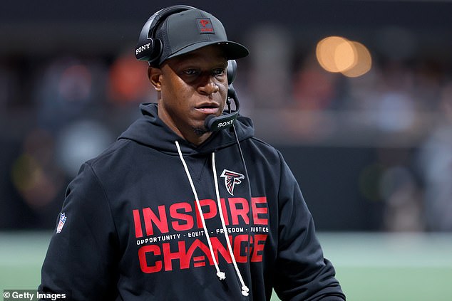 Atlanta Falcons vyhodili hlavného trénera Raheema Morrisa a generálneho manažéra Atlanta Falcons vyhodili Raheema Morrisa po tom, čo opäť vypadli z play off