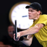 Jannik Sinner z Talianska dostáva ošetrenie od trénera počas zápasu tretieho kola proti Američanovi Eliotovi Spizzirrimu na tenisovom šampionáte Australian Open v austrálskom Melbourne, v sobotu 24. januára 2026. (AP Photo/Dar Yasin)