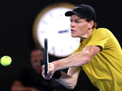 Australian Open: Jannik Sinner porazil Eliota Spizziriho v štyroch setoch po kontroverznej prestávke Jannik Sinner z Talianska dostáva ošetrenie od trénera počas zápasu tretieho kola proti Američanovi Eliotovi Spizzirrimu na tenisovom šampionáte Australian Open v austrálskom Melbourne, v sobotu 24. januára 2026. (AP Photo/Dar Yasin)