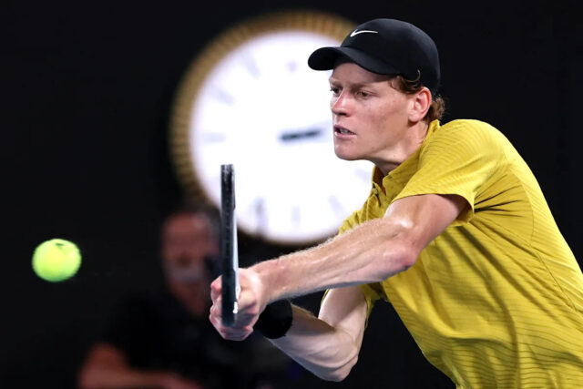 Jannik Sinner z Talianska dostáva ošetrenie od trénera počas zápasu tretieho kola proti Američanovi Eliotovi Spizzirrimu na tenisovom šampionáte Australian Open v austrálskom Melbourne, v sobotu 24. januára 2026. (AP Photo/Dar Yasin)