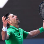 Španiel Carlos Alcaraz (R) si podáva ruku s Talianom Jannikom Sinnerom (L) po ich exhibičnom tenisovom zápase v Inspire Arene v Incheone 10. januára 2026. (Foto: Jung Yeon-je / AFP cez Getty Images)
