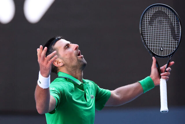 Španiel Carlos Alcaraz (R) si podáva ruku s Talianom Jannikom Sinnerom (L) po ich exhibičnom tenisovom zápase v Inspire Arene v Incheone 10. januára 2026. (Foto: Jung Yeon-je / AFP cez Getty Images)