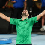 Srb Novak Djokovič (vpravo) objíma Taliana Jannika Sinnera po ich semifinálovom zápase mužskej dvojhry v 13. deň tenisového turnaja Australian Open v Melbourne 31. januára 2026. (Foto: Martin KEEP / AFP cez Getty Images) / -- OBRÁZOK OBMEDZENÝ NA POUŽÍVANIE REDAKCIE