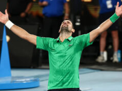 Australian Open: Novak Djokovič na vrchole možno svojho najväčšieho úspechu v histórii Srb Novak Djokovič (vpravo) objíma Taliana Jannika Sinnera po ich semifinálovom zápase mužskej dvojhry v 13. deň tenisového turnaja Australian Open v Melbourne 31. januára 2026. (Foto: Martin KEEP / AFP cez Getty Images) / -- OBRÁZOK OBMEDZENÝ NA POUŽÍVANIE REDAKCIE