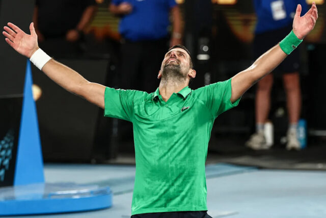 Srb Novak Djokovič (vpravo) objíma Taliana Jannika Sinnera po ich semifinálovom zápase mužskej dvojhry v 13. deň tenisového turnaja Australian Open v Melbourne 31. januára 2026. (Foto: Martin KEEP / AFP cez Getty Images) / -- OBRÁZOK OBMEDZENÝ NA POUŽÍVANIE REDAKCIE
