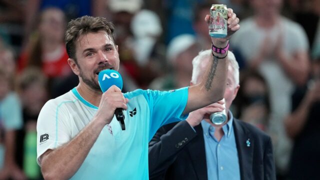 Australian Open: Stan Wawrinka si po prehre s Taylorom Fritzom vychutnáva pivo na kurte
