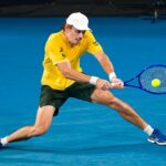 Fanúšikovia, ktorí sa zúčastnia Australian Open, aby videli hviezdy, ako je miestna nádej Alex De Minaur (na obrázku), budú v bezpečí ťažko ozbrojenej polície