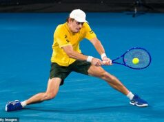 Australian Open dostane ťažké bezpečnostné vylepšenie, keď polícia vytiahne veľké zbrane Fanúšikovia, ktorí sa zúčastnia Australian Open, aby videli hviezdy, ako je miestna nádej Alex De Minaur (na obrázku), budú v bezpečí ťažko ozbrojenej polície