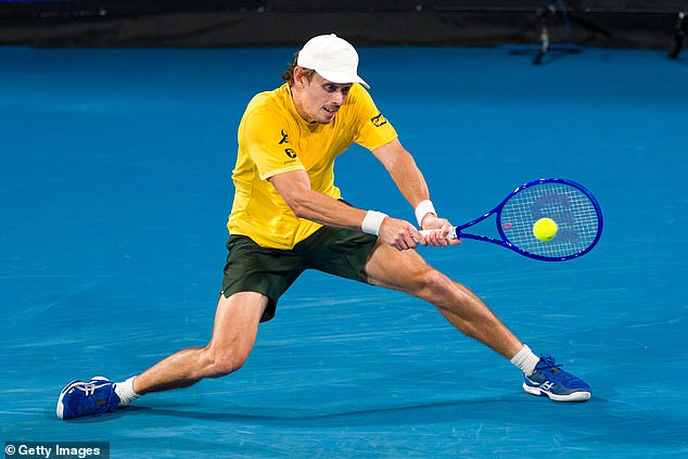 Australian Open dostane ťažké bezpečnostné vylepšenie, keď polícia vytiahne veľké Fanúšikovia, ktorí sa zúčastnia Australian Open, aby videli hviezdy, ako je miestna nádej Alex De Minaur (na obrázku), budú v bezpečí ťažko ozbrojenej polície