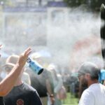 Jannik Sinner (vpravo) sa lieči na pravej nohe