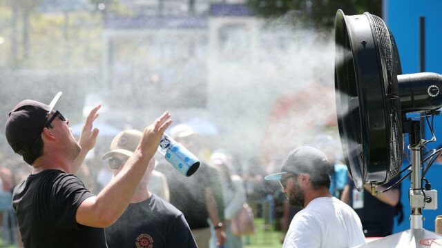 Jannik Sinner (vpravo) sa lieči na pravej nohe