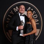 Hviezda NRL Angus Crichton (na obrázku s manželkou Chloe) urobil úžasné rozhodnutie zmeniť kódy po sezóne 2026