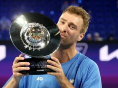 Austrálsky amatér porazil Jannika Sinnera na ceste k odmene 1 milión dolárov v napínavom zápase o jeden bod Austrálčan Jordan Smith oslavuje po víťazstve nad Španielom Pedrom Martinezom (AFP cez Getty Images)