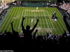 BBC vyzvala k modernizácii „zastaraného“ Wimbledonu: All England Club vyzýva vysielateľa, aby prepracoval pokrytie – vrátane „nedotknutých“ moderátorov – so zmluvou na obnovenie v roku 2027 All England Club údajne naliehal na BBC, aby zlepšila svoje „zastarané“ spravodajstvo o Wimbledone, ak má vysielateľ pokračovať v vysielaní turnaja.