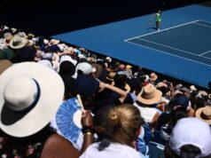 Ball Kid prichádza na záchranu Jasmine Paoliniovej po nečakanom prerušení počas zápasu Australian Open TENNIS AUSTRALIAN OPEN, Jasmine Paoliniová z Talianska sa pripravuje podávať počas zápasu 1. kola žien proti Bieloruske Aliaksandre Sasnovich v 1. deň tenisového turnaja Australian Open 2026 v Melbourne Parku v Melbourne, nedeľa 18. januára 2026. MELBOURNE VICTORIA AUSTRALIA NIE JE ARCHIVOVANÁ PUBLICATIONxNOTxINxAUSxNZLxPNGxFIJxVANxSOLxTGA Copyright: xJOELxCARRETTx 20260118151788490786