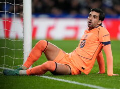 Barcelona interne diskutuje o šokovom predaji španielskeho internacionála Barcelona utrpela úder o titul, keď Real Sociedad bojoval o víťazstvo Aneoty