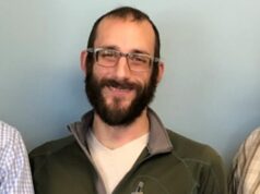 Basketbaloví fanúšikovia Minnesoty protestujú proti ICE, zatiaľ čo tréner potláča slzy po streľbe na Alexa Prettiho Alex Jeffrey Pretti bol zastrelený počas zápasu s federálnymi agentmi v Minneapolise