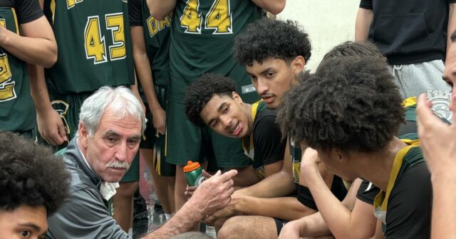 Basketbalový tím Damien vedie 24:0, potom podrží Etiwandu Basketbalový tím Damien vedie 24:0, potom podrží Etiwandu
