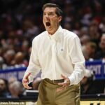 Joe Scott bol suspendovaný letectvom počas vyšetrovania jeho liečby kadetov-športovcov