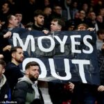 Fanúšikovia West Hamu vyvesili svoj banner 'Moyes Out' len pred dvoma rokmi po chabom slede výsledkov. David Moyes však získal pre klub dve umiestnenia v top siedmich a európsku trofej