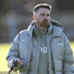 Manažér Chelsea do 21 rokov Calum McFarlane sa ujme vedenia seniorského tímu počas ich cesty do Manchestru City.