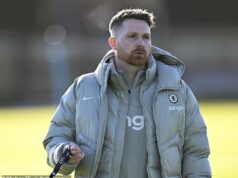 „Blázon“ Chelsea 24 hodín po odchode Enza Marescu vrátane toho, ako sa hlavný tréner do 21 rokov Calum McFarlane dozvedel, že dostal za úlohu postaviť sa Pepovi Guardiolovi a Manchestru City. Manažér Chelsea do 21 rokov Calum McFarlane sa ujme vedenia seniorského tímu počas ich cesty do Manchestru City.