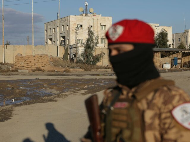 Bojovníci ISIL utekajú z väzenia počas stretov sýrskej armády s Kurdmi vedenými SDF | Sýrske vojnové správy
