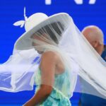 Naomi Osaka kráča do Rod Laver Arena (Asanka Brendon Ratnayake/AP) (AP)
