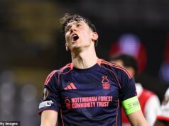 Braga 1:0 Nottingham Forest: Morgan Gibbs-White nepremenil penaltu, Ryan Yates strelil frašku do vlastného gólu a Elliot Anderson bol vylúčený v noci pre nešťastia pre Seana Dychea Ryan Yates si strelil vlastný gól a stačilo na porážku Nottinghamu Forest