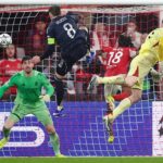 Brankár Benficy Anatolij Trubin strelil proti Realu Madrid neskutočnú hlavičku