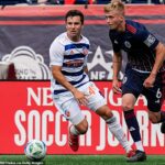 Brooklyn FC podpísal na súpisku stredopoliara Petra Mangioneho (biela súprava).