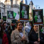 Britská prokuratúra sa snaží obnoviť obvinenie z „terorizmu“ voči rapperovi Kneecap | Správy zo súdov