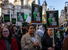 Britská prokuratúra sa snaží obnoviť obvinenie z „terorizmu“ voči rapperovi Kneecap | Správy zo súdov Britská prokuratúra sa snaží obnoviť obvinenie z „terorizmu“ voči rapperovi Kneecap | Správy zo súdov