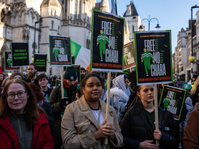 Britská prokuratúra sa snaží obnoviť obvinenie z „terorizmu“ voči rapperovi Kneecap | Správy zo súdov
