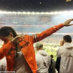 Virálna fotografia Hailee Steinfeld v bunde Broncos bola použitá na trollovanie Josha Allena z Buffala.