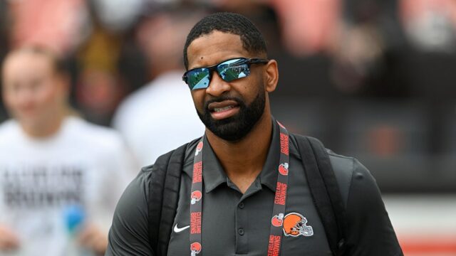 Browns GM nezáväzne pre Shedeura Sandersa ako štartujúceho QB pre rok 2026
