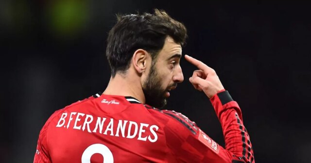 Portugalský stredopoliar Manchestru United č. 08 Bruno Fernandes gestikuluje počas futbalového zápasu tretieho kola anglického FA Cupu medzi Manchestrom United a Brightonom a Hove Albionom na štadióne Old Trafford v Manchestri na severozápade Anglicka 11. januára 2026. (Foto: PETER POWELL / AFP cez Getty Images) / OBMEDZENÉ PRE REDAKCIU. Nepoužívať s nepovolenými audio, video, dátami, súpiskami zápasov, klubovými/ligovými logami alebo „živými“ službami. Online použitie v zápase je obmedzené na 120 obrázkov. Ďalších 40 obrázkov môže byť použitých v predĺžení. Žiadna emulácia videa. Používanie sociálnych médií počas zápasu je obmedzené na 120 obrázkov. Ďalších 40 obrázkov môže byť použitých v predĺžení. Nepoužíva sa v stávkových publikáciách, hrách alebo publikáciách pre jednotlivé kluby/ligy/hráčov. / 