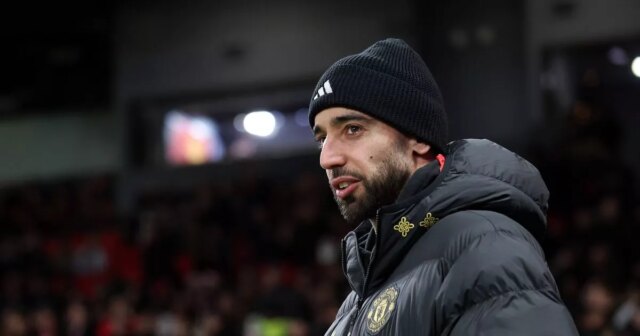 Bruno Fernandes ukázal svoju pravú tvár tým, že brutálne strčil Benjamin Sesko z Manchestru United oslavuje strelenie svojho prvého gólu počas zápasu Premier League medzi Burnley a Manchestrom United na Turf Moor.