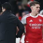 Viktor Gyokeres prešiel okolo Mikela Artetu po vystriedaní počas zápasu Arsenalu na Emirates Stadium