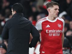 Brutálna poznámka Viktora Gyokeresa od Garyho Nevilla hovorí za všetko, keď Mikel Arteta stojí pred rozhodnutím Viktor Gyokeres prešiel okolo Mikela Artetu po vystriedaní počas zápasu Arsenalu na Emirates Stadium