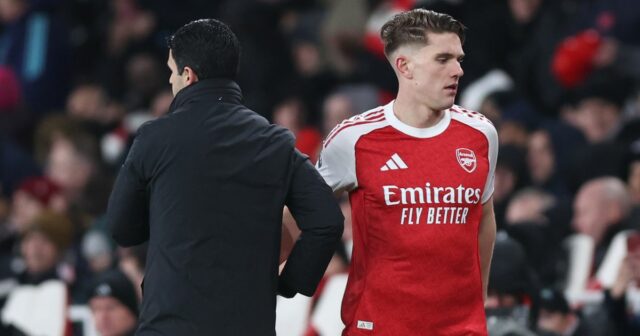 Viktor Gyokeres prešiel okolo Mikela Artetu po vystriedaní počas zápasu Arsenalu na Emirates Stadium