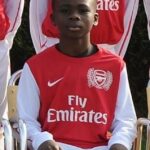 Keď bol Saka ako sedemročný na skúške v akadémii Arsenalu Hale End, mal na sebe košeľu, ktorú mu kúpil jeho otec a na chrbte mala vyrazenú prezývku „King Kayo“.