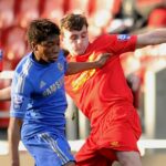Jack Robinson z Liverpoolu súperí s Lamisha Musonda z Chelsea počas zápasu Barclays U21 Premier League medzi Liverpoolom a Chelsea v Langtree Park 17. novembra 2012 v Liverpoole v Anglicku.