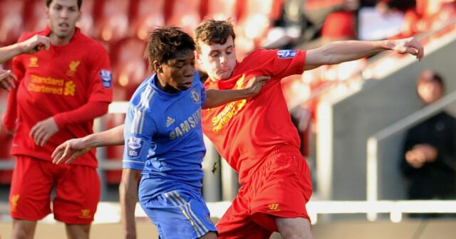 Jack Robinson z Liverpoolu súperí s Lamisha Musonda z Chelsea počas zápasu Barclays U21 Premier League medzi Liverpoolom a Chelsea v Langtree Park 17. novembra 2012 v Liverpoole v Anglicku.